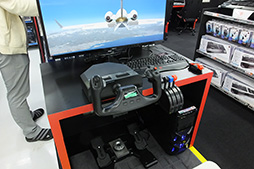 画像集 No.008のサムネイル画像 / ソフマップ秋葉原にオープンしたMad Catz専門店「Mad Catz ファイティングストア」をレポート。プロゲーマーサイン会は大盛況