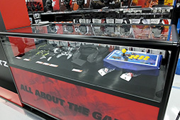 画像集 No.012のサムネイル画像 / ソフマップ秋葉原にオープンしたMad Catz専門店「Mad Catz ファイティングストア」をレポート。プロゲーマーサイン会は大盛況