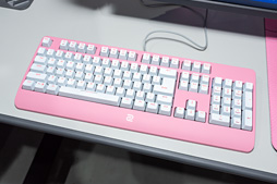 画像集 No.011のサムネイル画像 / ディスプレイもキーボードもケーブルアンカーもライトブルーとピンクに! 女性ゲーマー向け製品シリーズ「DIVINA」にZOWIEはどこまでも本気