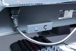 画像集 No.013のサムネイル画像 / BenQ ZOWIE,「eスポーツ仕様の机」まさかの(?)第2弾を発表。大会やネットカフェ現場の声を受けてブラッシュアップ