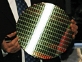 Intel,IDF 2010 Beijingで「Sandy Bridge」世代のシリコンウェハを公開