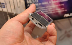 画像集#022のサムネイル/［COMPUTEX］ASUS，超薄型ノートPCに199ドルのEee PC，そして「スマートフォンを内蔵できるタブレット」を発表【19：45頃更新】