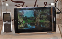 画像集#023のサムネイル/［COMPUTEX］ASUS，超薄型ノートPCに199ドルのEee PC，そして「スマートフォンを内蔵できるタブレット」を発表【19：45頃更新】
