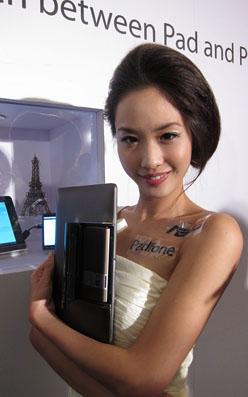 画像集#029のサムネイル/［COMPUTEX］ASUS，超薄型ノートPCに199ドルのEee PC，そして「スマートフォンを内蔵できるタブレット」を発表【19：45頃更新】