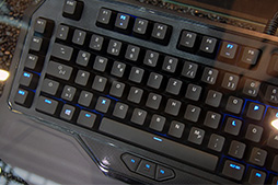 画像集#005のサムネイル/［COMPUTEX］ROCCAT，「選んだキーだけを点灯させられるキーボード」を披露。「スマホをゲーマー向けサブ画面にするアプリ」も