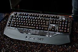 画像集#009のサムネイル/［COMPUTEX］ROCCAT，「選んだキーだけを点灯させられるキーボード」を披露。「スマホをゲーマー向けサブ画面にするアプリ」も
