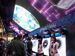 画像集#001のサムネイル/［AOU2012］音ゲー，ロボゲー，トイレゲー（!?）と，多彩なジャンルのタイトルが出展されたセガブースの主要タイトルをレポート