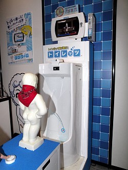 画像集#017のサムネイル/［AOU2012］音ゲー，ロボゲー，トイレゲー（!?）と，多彩なジャンルのタイトルが出展されたセガブースの主要タイトルをレポート