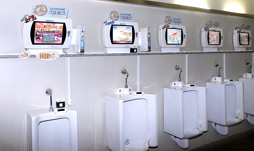 画像集#018のサムネイル/［AOU2012］音ゲー，ロボゲー，トイレゲー（!?）と，多彩なジャンルのタイトルが出展されたセガブースの主要タイトルをレポート