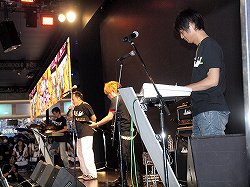 画像集#019のサムネイル/［AOU2012］音ゲー，ロボゲー，トイレゲー（!?）と，多彩なジャンルのタイトルが出展されたセガブースの主要タイトルをレポート