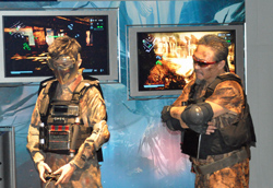 画像集#032のサムネイル/本日発売の「KILLZONE 3」では新卒兵士を絶賛募集中? テレンス・リーさんと乃亜さんが熱いアピールを行った「ISA社 ヘルガーン社 合同会社説明会」をレポート