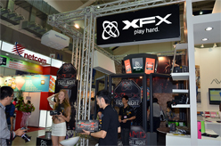 画像集#003のサムネイル/［COMPUTEX］XFXは3画面スタンドやマウスパッドを披露。「正攻法じゃない」ところが面白い？