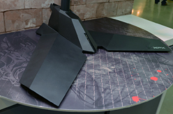 画像集#010のサムネイル/［COMPUTEX］XFXは3画面スタンドやマウスパッドを披露。「正攻法じゃない」ところが面白い？