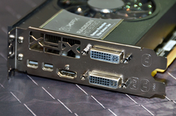 画像集#013のサムネイル/［COMPUTEX］XFXは3画面スタンドやマウスパッドを披露。「正攻法じゃない」ところが面白い？
