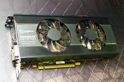 画像集#014のサムネイル/［COMPUTEX］XFXは3画面スタンドやマウスパッドを披露。「正攻法じゃない」ところが面白い？