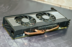 画像集#015のサムネイル/［COMPUTEX］XFXは3画面スタンドやマウスパッドを披露。「正攻法じゃない」ところが面白い？