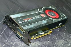 画像集#016のサムネイル/［COMPUTEX］XFXは3画面スタンドやマウスパッドを披露。「正攻法じゃない」ところが面白い？