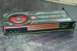 画像集#017のサムネイル/［COMPUTEX］XFXは3画面スタンドやマウスパッドを披露。「正攻法じゃない」ところが面白い？