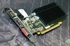 画像集#018のサムネイル/［COMPUTEX］XFXは3画面スタンドやマウスパッドを披露。「正攻法じゃない」ところが面白い？