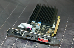 画像集#019のサムネイル/［COMPUTEX］XFXは3画面スタンドやマウスパッドを披露。「正攻法じゃない」ところが面白い？