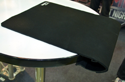 画像集#022のサムネイル/［COMPUTEX］XFXは3画面スタンドやマウスパッドを披露。「正攻法じゃない」ところが面白い？