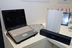 画像集#024のサムネイル/［COMPUTEX］XFXは3画面スタンドやマウスパッドを披露。「正攻法じゃない」ところが面白い？
