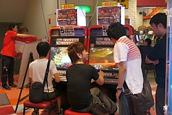 画像集#009のサムネイル/稼働へ向けて歩み始めたAC版「スーパーストリートファイターIV」。“プラサカプコン 吉祥寺店”でのロケテストが本日開始