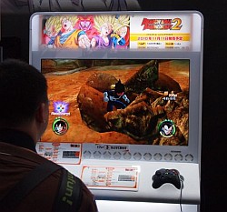画像集#001のサムネイル/［TGS 2010］同じ題材を扱いながら，据え置き機と携帯機で異なるアプローチ。「ドラゴンボール レイジングブラスト2」＆「ドラゴンボール タッグバーサス」を試遊