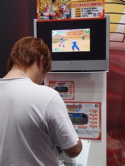 画像集#002のサムネイル/［TGS 2010］同じ題材を扱いながら，据え置き機と携帯機で異なるアプローチ。「ドラゴンボール レイジングブラスト2」＆「ドラゴンボール タッグバーサス」を試遊
