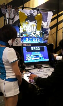 画像集#003のサムネイル/稼働は11月! セガが贈る期待のアーケードカードゲーム「戦国大戦」。“タッチアクション”や個性的な武将カードの魅力に迫る