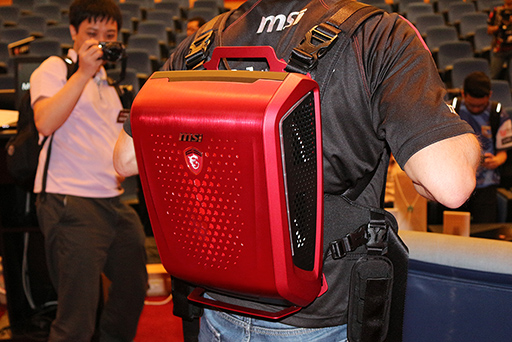 画像集 No.006のサムネイル画像 / ［COMPUTEX］MSIの「背負えるPC」は意外なほど完成度が高かった。視線追跡デバイスによるゲームも体験できたMSIブースレポート