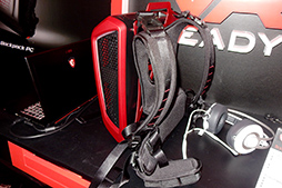 画像集 No.008のサムネイル画像 / ［COMPUTEX］MSIの「背負えるPC」は意外なほど完成度が高かった。視線追跡デバイスによるゲームも体験できたMSIブースレポート