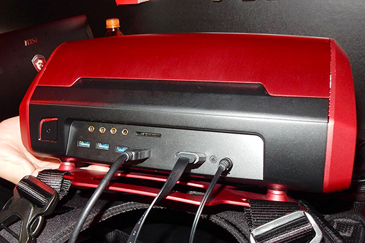 画像集 No.010のサムネイル画像 / ［COMPUTEX］MSIの「背負えるPC」は意外なほど完成度が高かった。視線追跡デバイスによるゲームも体験できたMSIブースレポート