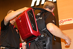 画像集 No.011のサムネイル画像 / ［COMPUTEX］MSIの「背負えるPC」は意外なほど完成度が高かった。視線追跡デバイスによるゲームも体験できたMSIブースレポート