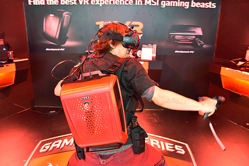 画像集 No.012のサムネイル画像 / ［COMPUTEX］MSIの「背負えるPC」は意外なほど完成度が高かった。視線追跡デバイスによるゲームも体験できたMSIブースレポート
