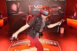 画像集 No.013のサムネイル画像 / ［COMPUTEX］MSIの「背負えるPC」は意外なほど完成度が高かった。視線追跡デバイスによるゲームも体験できたMSIブースレポート