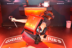 画像集 No.014のサムネイル画像 / ［COMPUTEX］MSIの「背負えるPC」は意外なほど完成度が高かった。視線追跡デバイスによるゲームも体験できたMSIブースレポート