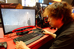 画像集 No.017のサムネイル画像 / ［COMPUTEX］MSIの「背負えるPC」は意外なほど完成度が高かった。視線追跡デバイスによるゲームも体験できたMSIブースレポート