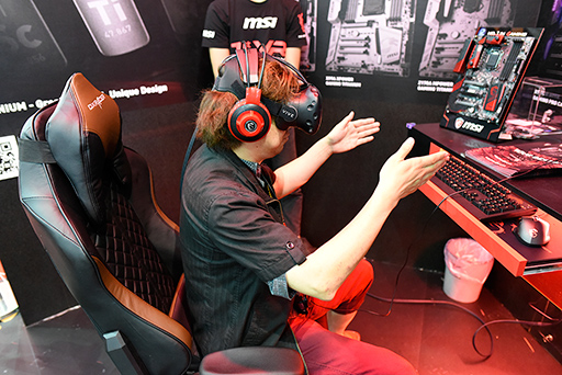 画像集 No.021のサムネイル画像 / ［COMPUTEX］MSIの「背負えるPC」は意外なほど完成度が高かった。視線追跡デバイスによるゲームも体験できたMSIブースレポート