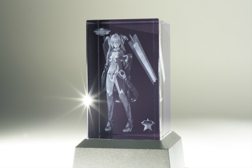 画像集 No.041のサムネイル画像 / 「PSO2」のマイキャラクターが(物理的に)目の前に出現。さっそく「マイキャラ3Dクリスタルフィギュア」を仔細に確認してみた