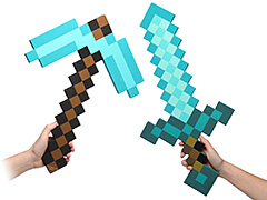 「Minecraft」の主人公になりきれる「ダイヤモンドフォームソード」「ダイヤモンドフォームピッケル」が,イオンとトイザらスで11月下旬より販売へ