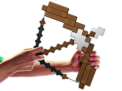 「Minecraft」より,ダイヤモンドの剣,エンチャントされたツルハシ,弓矢がおもちゃに。弓矢はサウンドも再現