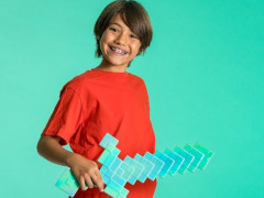 マインクラフトのおなじみアイテムを再現したおもちゃ「キラキラダイヤモンドの剣」「なりきりダイヤモンドの斧」が発売決定。マイクラごっこがより楽しめる