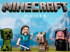 映画「マインクラフト/ザ・ムービー」TOHOシネマズ限定のフィギュアセットが登場。映画版とゲーム版のメタルフィギュア2種
