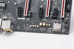 画像集 No.014のサムネイル画像 / GIGABYTEのゲーマー向けマザーボード「GA-Z170X-Gaming 7」をチェック。多機能でも高価すぎないバランスは要注目だ