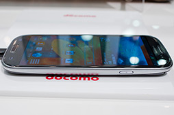 画像集#014のサムネイル/NTTドコモ，「GALAXY S III α」「AQUOS PHONE ZETA」など2012年冬モデルスマートフォン10製品を発表。すべてが下り最大100Mbpsの「Xi」に対応