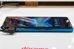 画像集#021のサムネイル/NTTドコモ，「GALAXY S III α」「AQUOS PHONE ZETA」など2012年冬モデルスマートフォン10製品を発表。すべてが下り最大100Mbpsの「Xi」に対応
