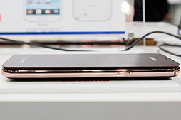 画像集#027のサムネイル/NTTドコモ，「GALAXY S III α」「AQUOS PHONE ZETA」など2012年冬モデルスマートフォン10製品を発表。すべてが下り最大100Mbpsの「Xi」に対応