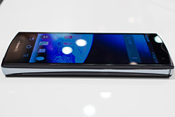 画像集#039のサムネイル/NTTドコモ，「GALAXY S III α」「AQUOS PHONE ZETA」など2012年冬モデルスマートフォン10製品を発表。すべてが下り最大100Mbpsの「Xi」に対応