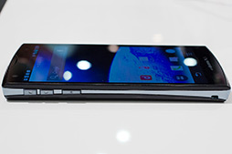 画像集#040のサムネイル/NTTドコモ，「GALAXY S III α」「AQUOS PHONE ZETA」など2012年冬モデルスマートフォン10製品を発表。すべてが下り最大100Mbpsの「Xi」に対応